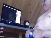 abuelo en la webcam