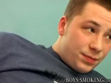Jovencito fumando cigarros golpeando duro a su amigo por detrás