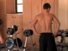 Gays musculosos haciendo ejercicio