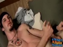 Matón heterosexual Axel se masturba después de tocar solo de guitarra