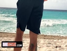 Chico latino tatuado obtiene su culo relleno por dinero
