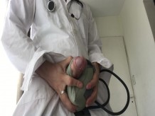 Estudiante de medicina se folla a un monitor de presión encontrado en una caja