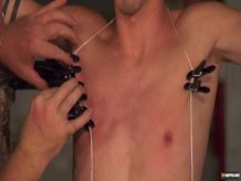 Sebastian Kane tortura a un jovencito sub restringido con pinzas
