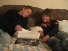 Chicos rusos leen revista gay antes de tener sexo