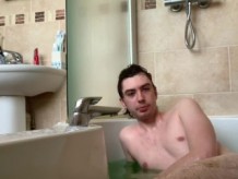 Chico nadador se masturba en el baño de limo