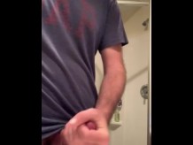 Chico de fraternidad cachondo pillado masturbándose en el baño de la universidad