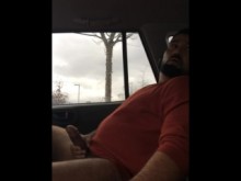 Hombre masturbándose en la parte trasera de Uber mientras espera