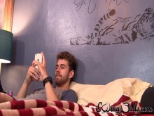 Deportista gay andrew juega en el teléfono en una sesión de masturbación en solitario