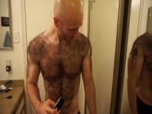 ¡El hombre más peludo se afeita todo el pecho y la espalda!