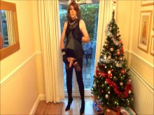 Alison en botas hasta el muslo - masturbándose bajo el árbol de navidad