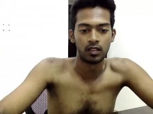 Hombre indio caliente desnudo en habitación mostrando intermitentemente su polla