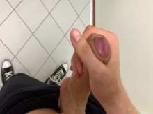 Chico caliente masturbándose en el baño del gimnasio (RIESGOSO)/ ¡Casi lo pillan! /Talones /Lindo